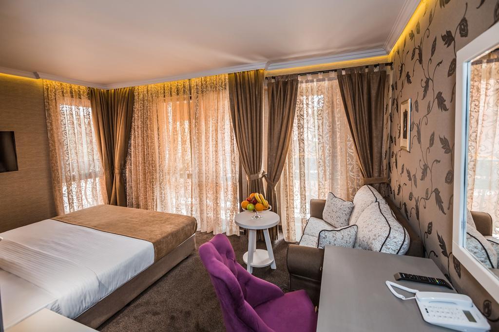 8 1/2 Art Guest House Plovdiv Rom bilde