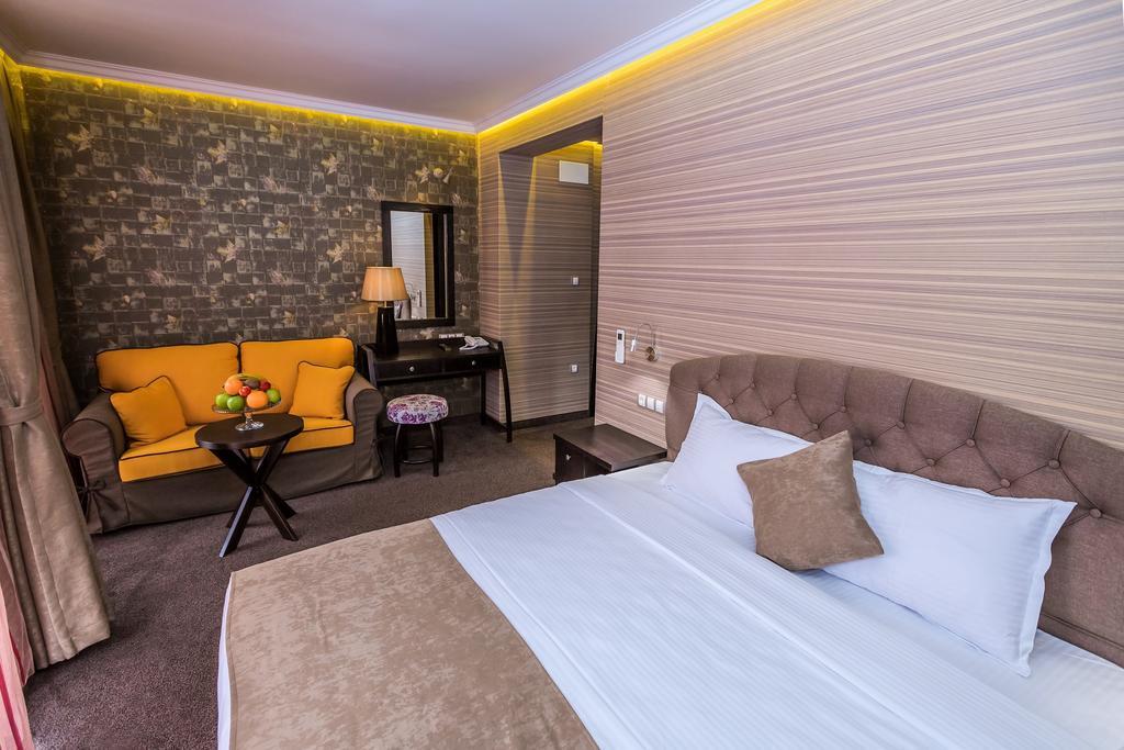 8 1/2 Art Guest House Plovdiv Rom bilde