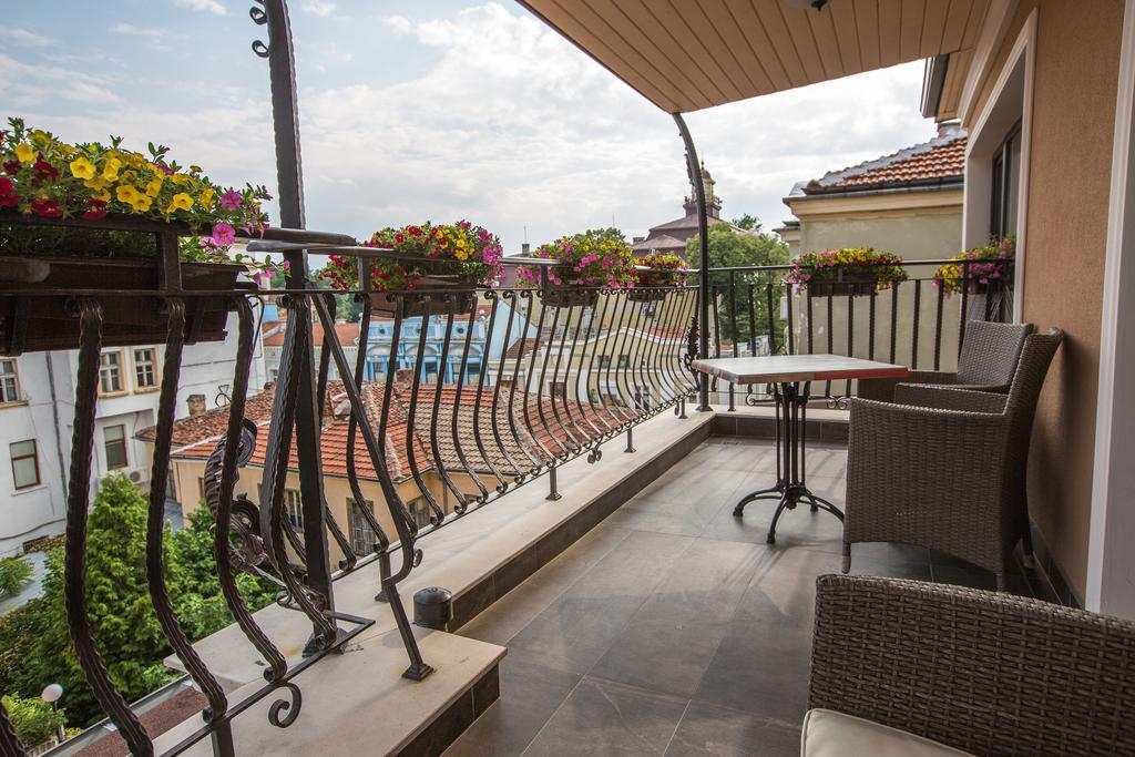 8 1/2 Art Guest House Plovdiv Rom bilde