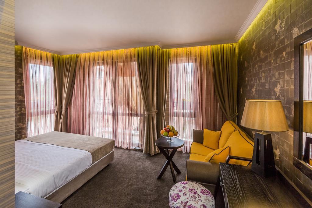 8 1/2 Art Guest House Plovdiv Rom bilde