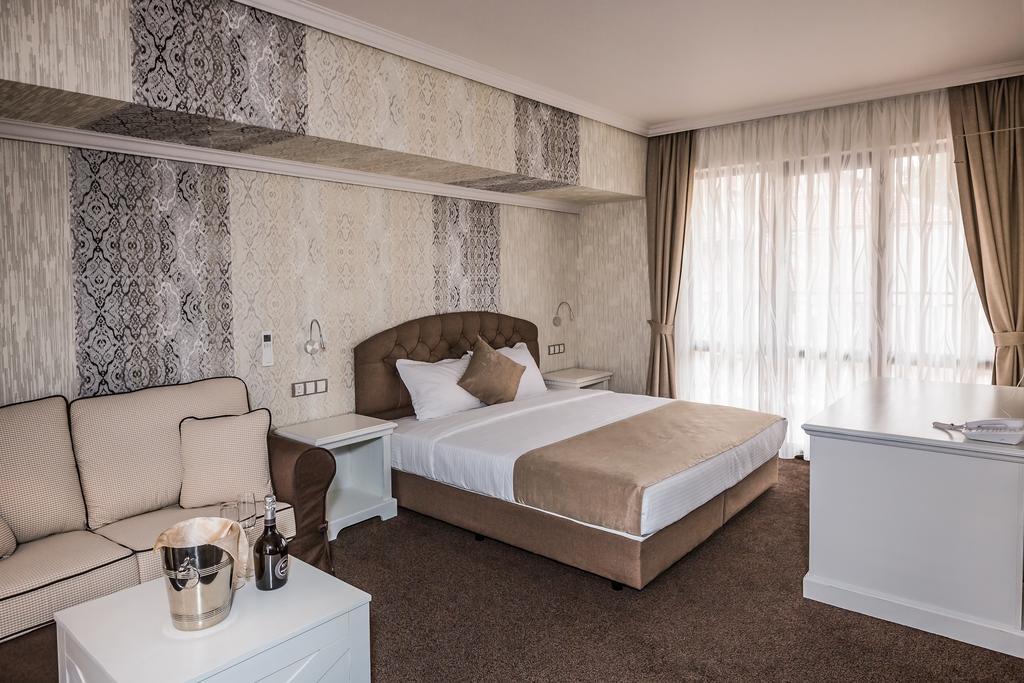 8 1/2 Art Guest House Plovdiv Rom bilde